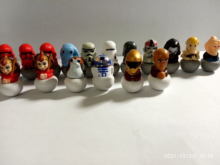 Колекція іграшок неваляшок