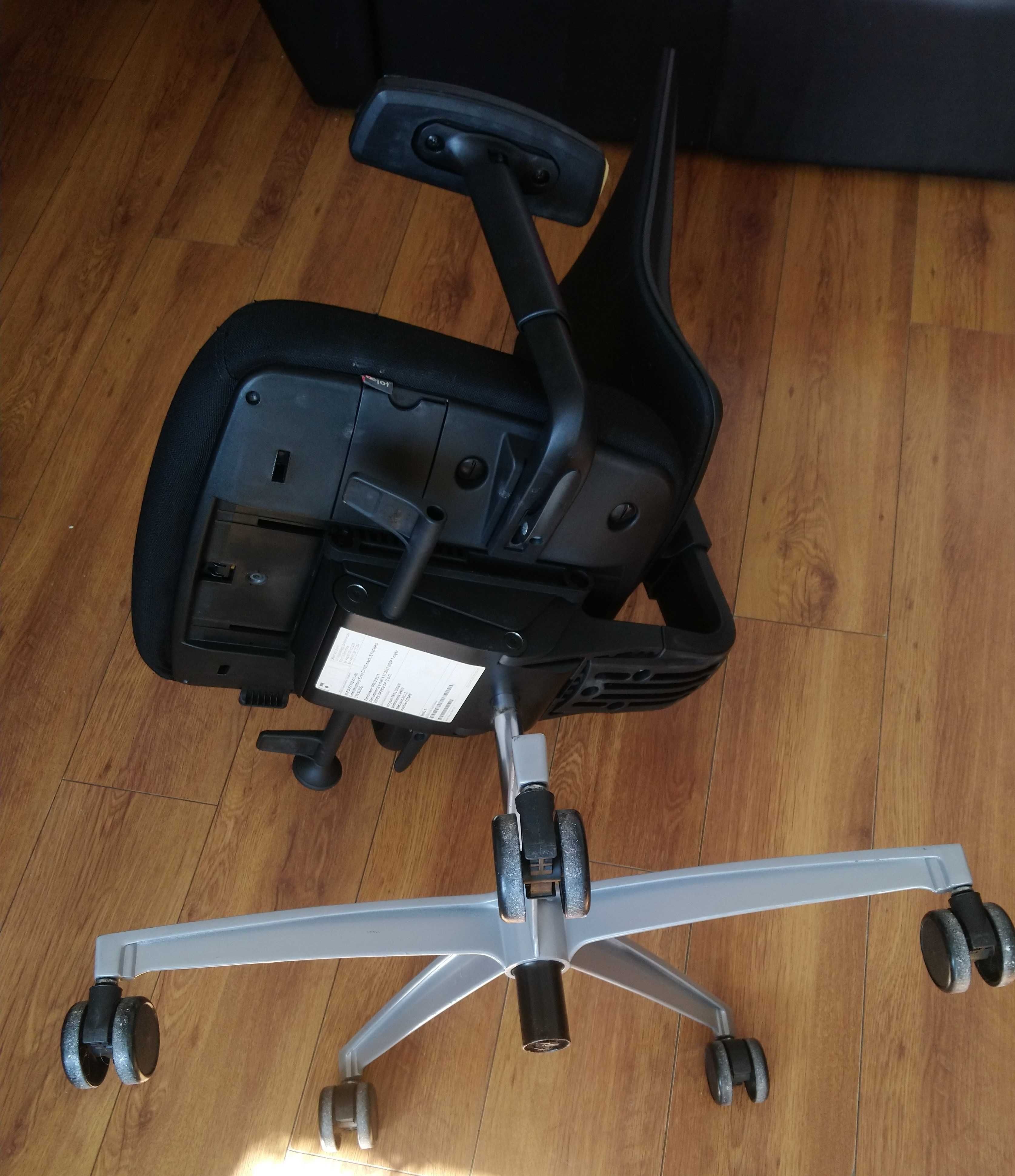 Fotel obrotowy ergonomiczny z podłokietnikami regulowanymi czarne