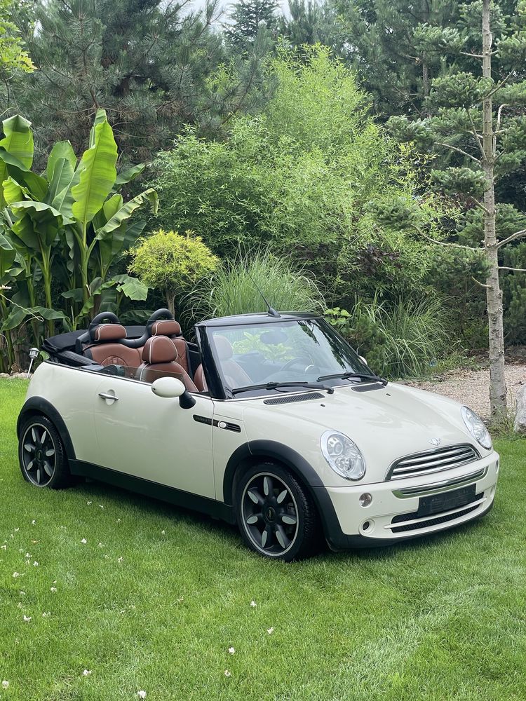 Mini Cooper Cabrio Sidewalk