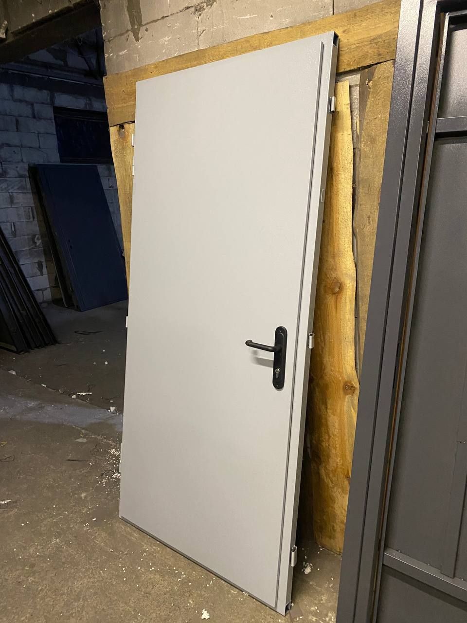 Білі металеві двері в технічні приміщення