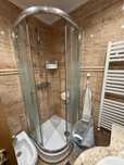 Cabine de duche, com base e chuveiro.