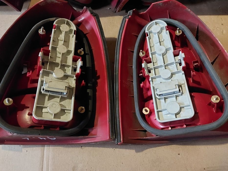 Audi a4 b5 kombi prawa lewa tylna lampa tył wkład
