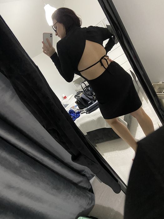 Sukienka czarna opieta z odkrytymi plecami