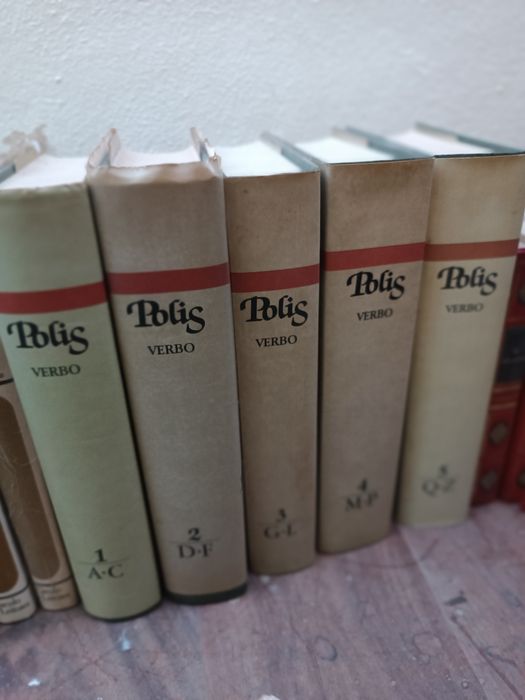 Enciclopédias e livros