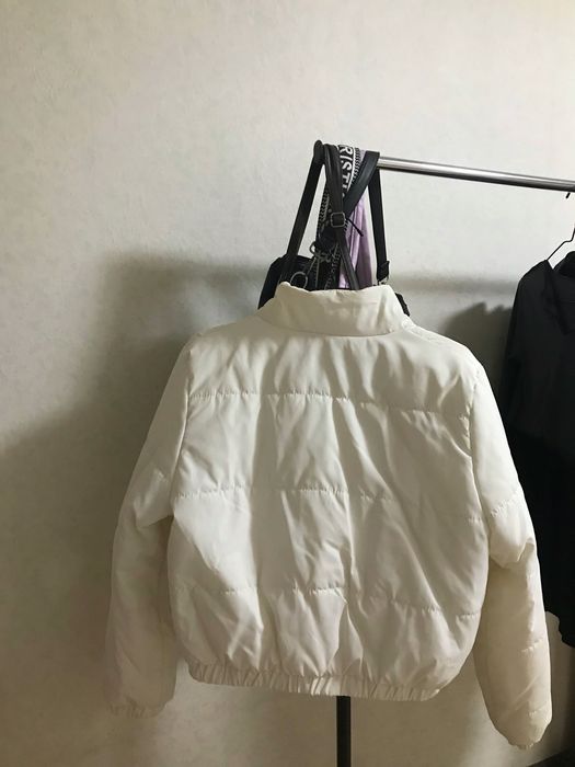 белая куртка