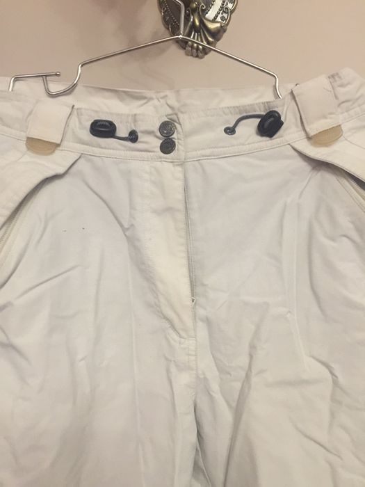 Лижні штани білого кольору.