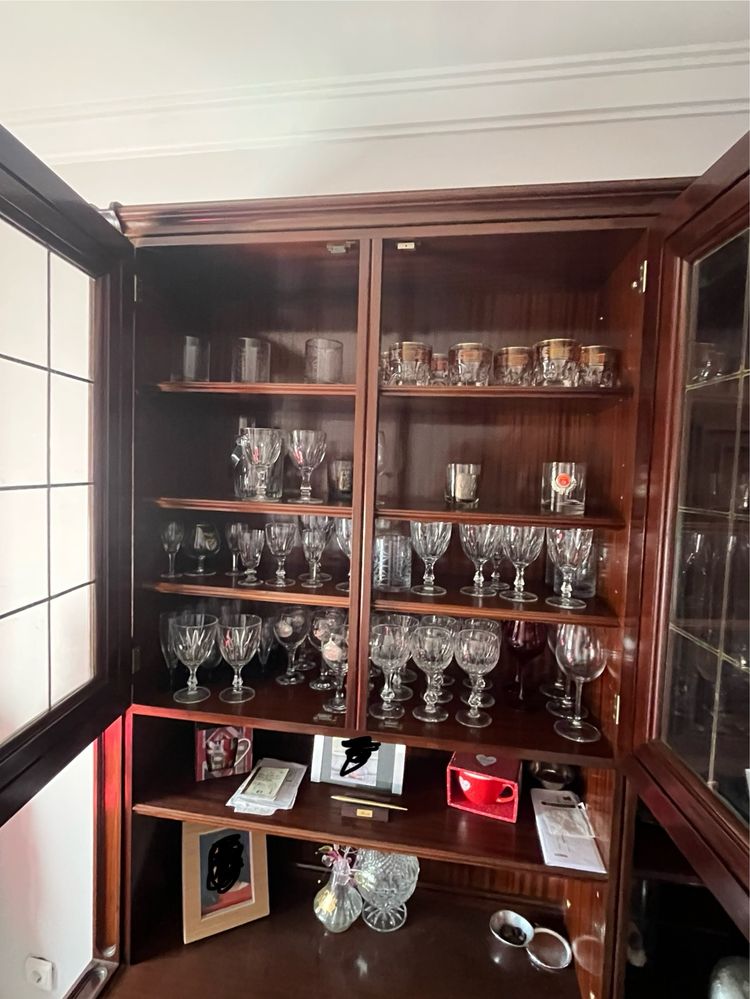 Móvel vitrine mogno (excelente arrumação)