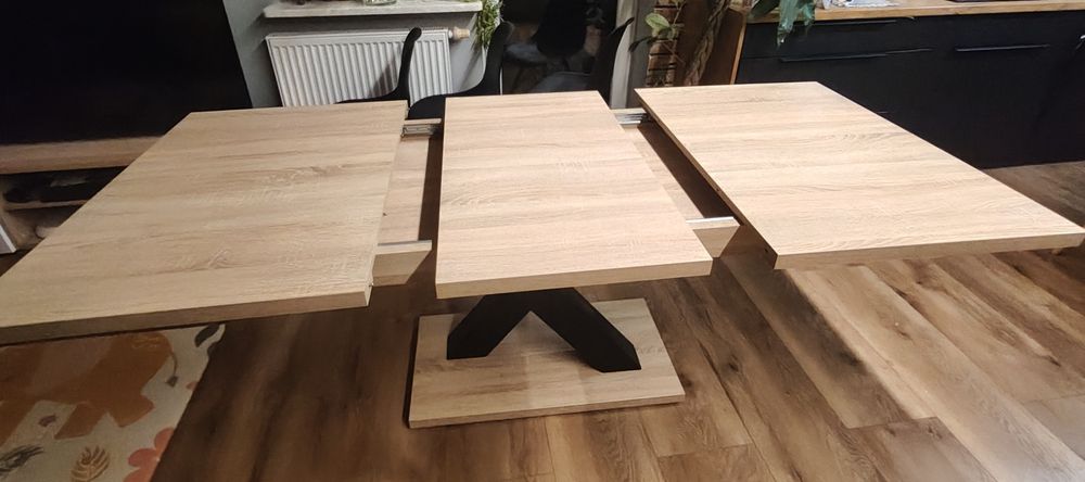 Stół do jadalni – dąb (okleina), czarna metalowa noga, rozkładany