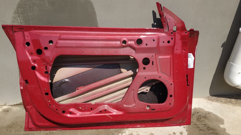 Передняя левая дверь Tesla model 3.