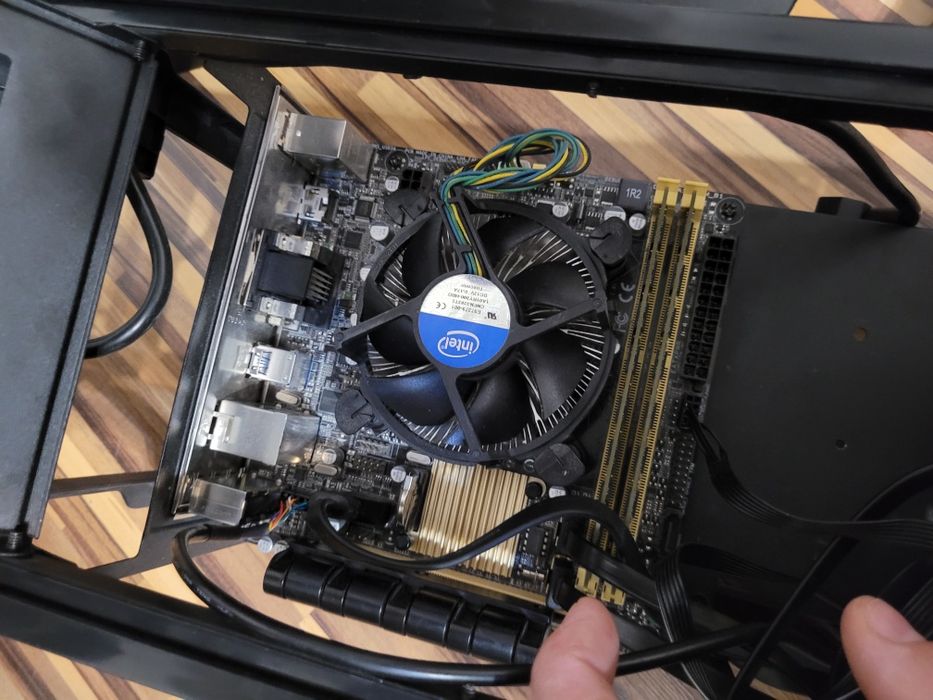 komputer w doskonałej, drogiej obudowie NZXT h1