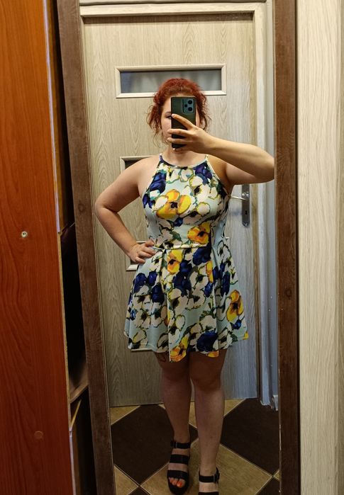 Sukienka w kolorowe kwiaty