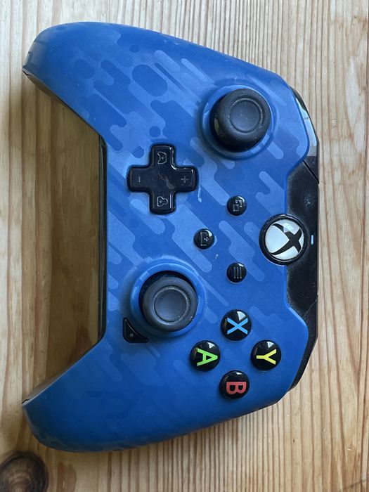 Xbox One S c/ 2 comandos e caixa
