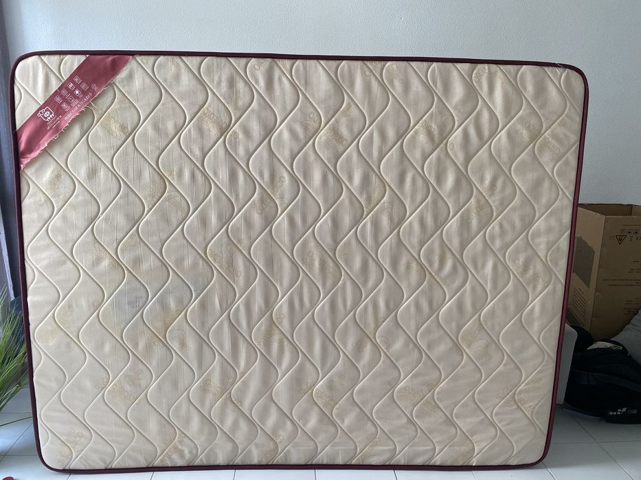 Vendo colchao pouco tempo de uso.