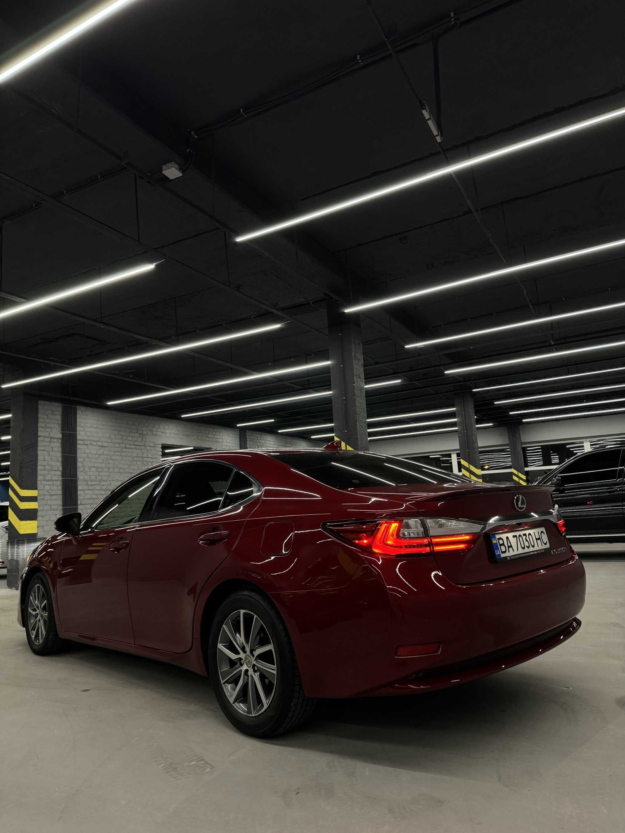 Продам авто Lexus ES 2015 р., 2.5 л - Гібрид, Автомат, 300h (204 к.с.)