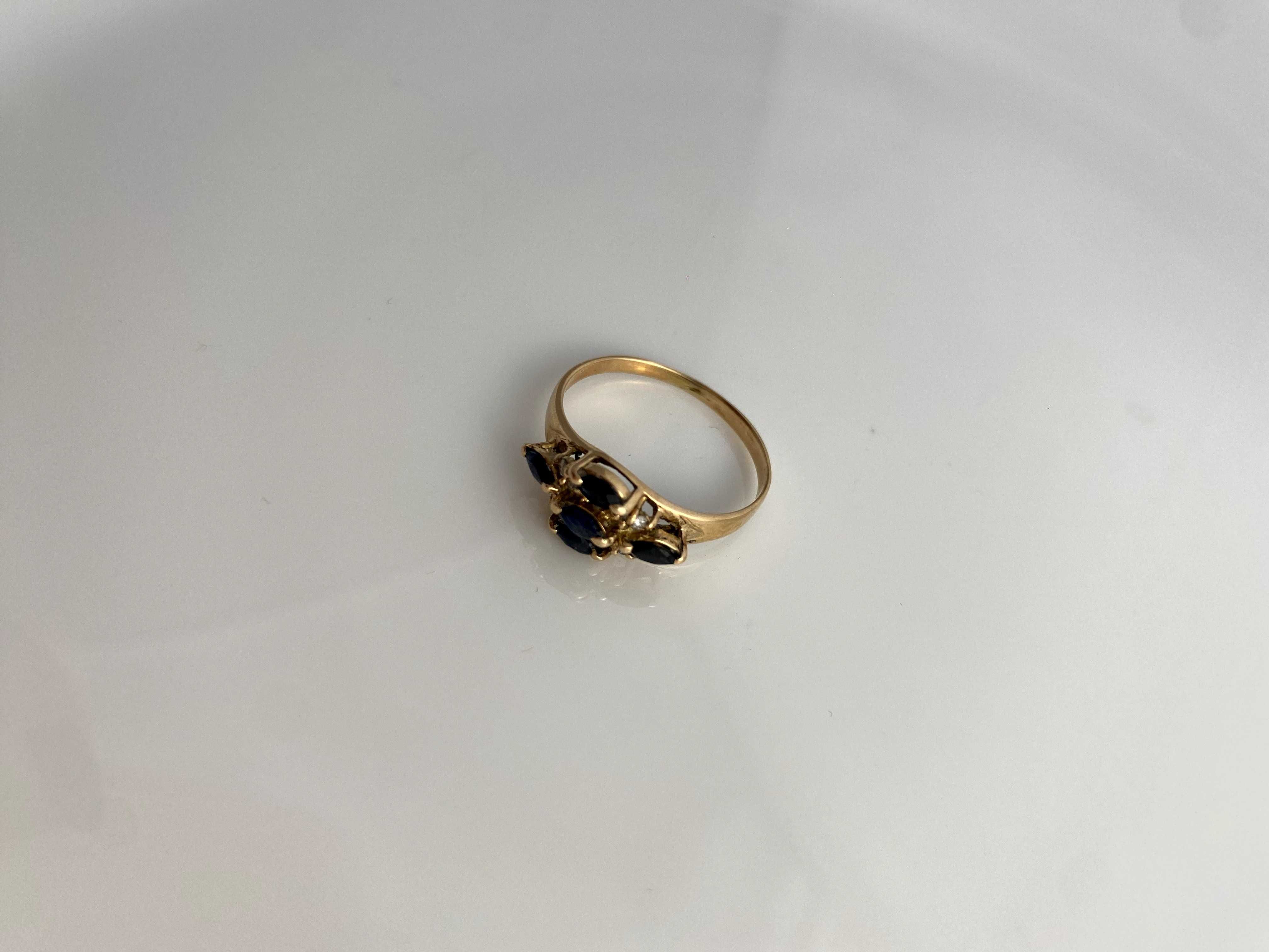 Złoty pierścionek z szafirkami Au585 2.09g