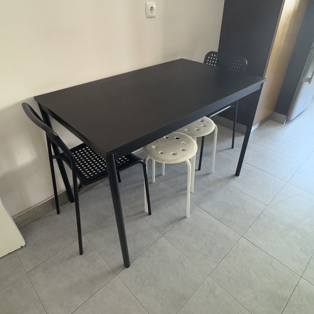 Mesa ikea + 2 cadeiras e 2 bancos