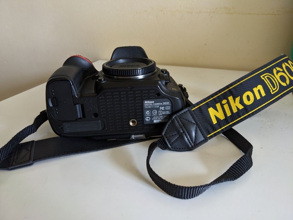 Nikon D600 з пробігом у 28 тис.