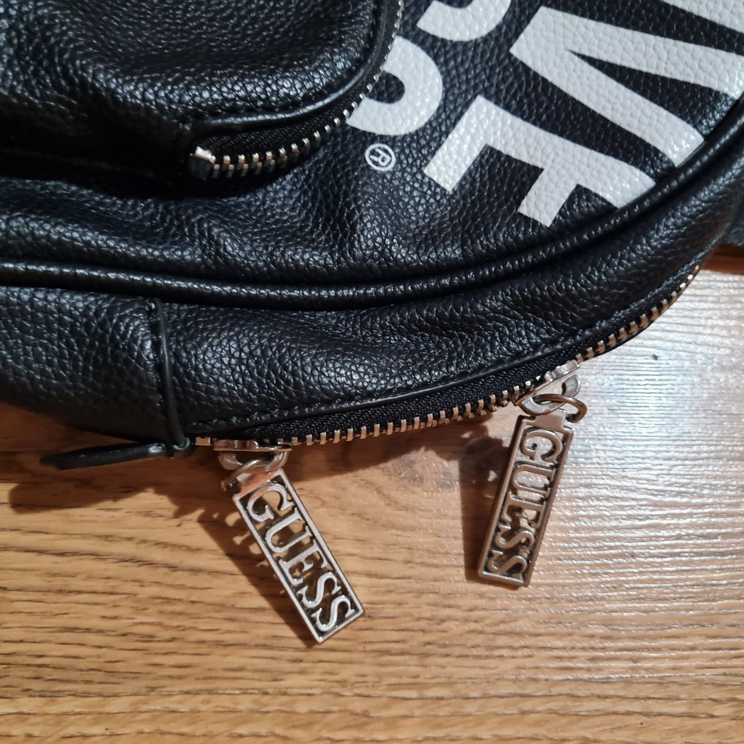 Guess czarny mały plecaczek plecak backpack logowany z napisem na rami