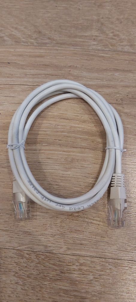 Kabel HDMI, LAN, zasilający "8" i przejściówka SCART na EURO