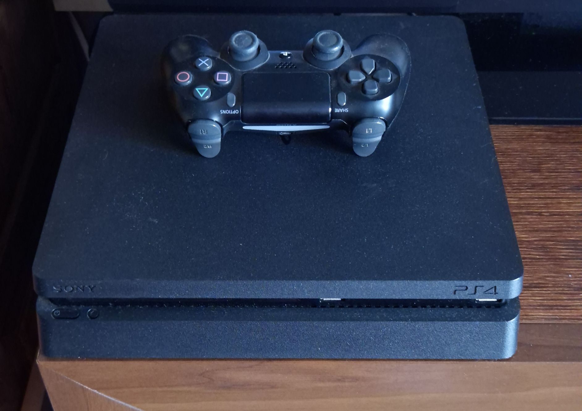 PS4 Slim 1TB + 2 gry