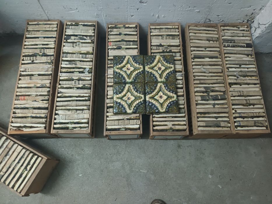 Azulejos de relevo antigos nunca aplicados