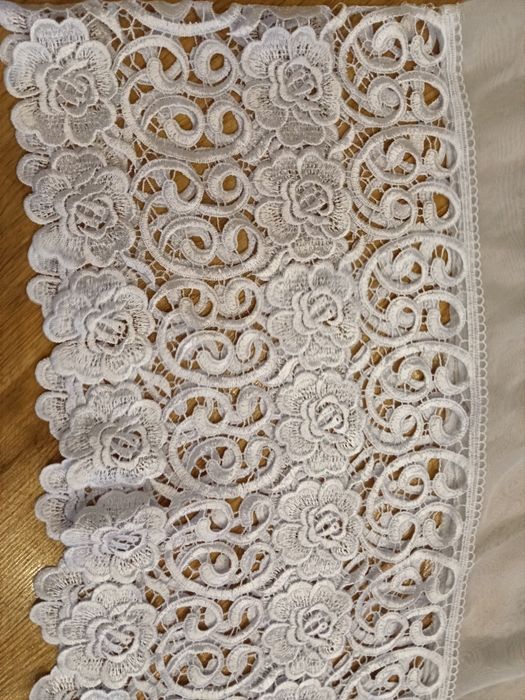 Biała ozdobna firana..