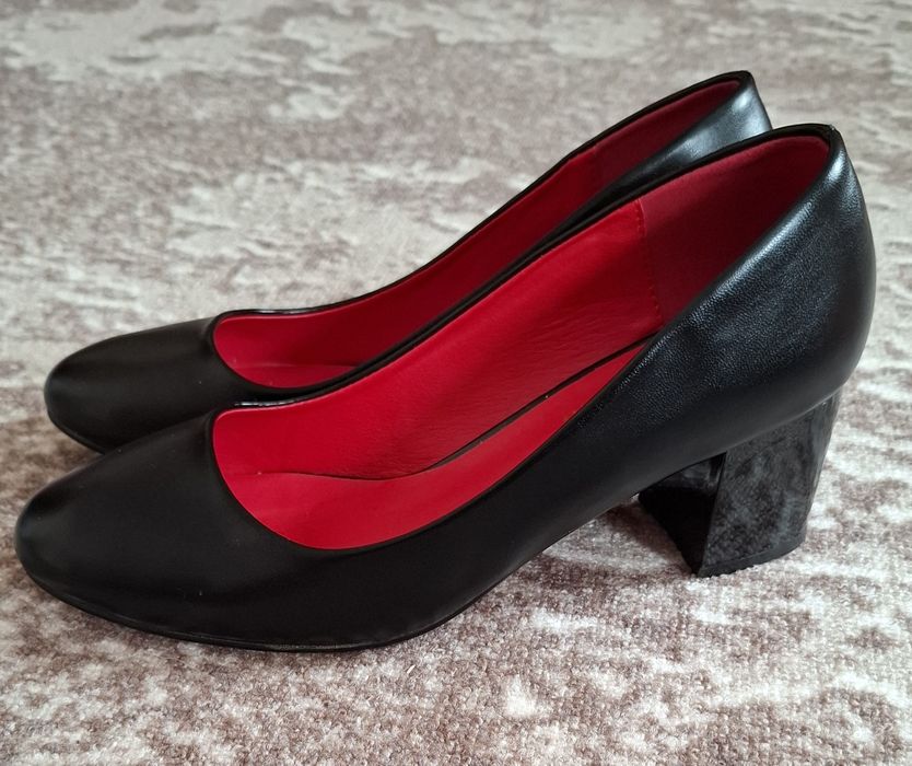 Женские туфли на устойчивом каблуке