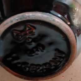 Jarra de louça alemã pintada `mão nova castanho/desenhos/dourado.