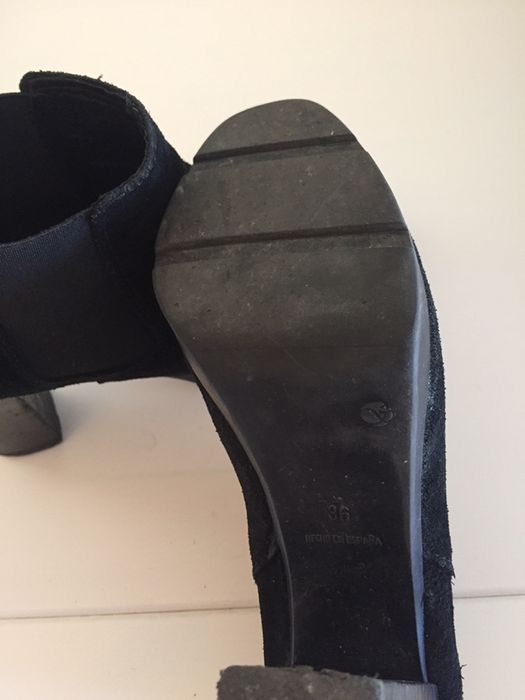 Botins em camurça pretos