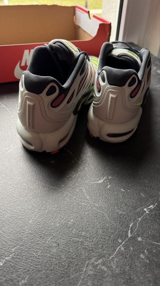 Nike Air Max Plus Drift “Light Silver/Volt” | r. 42.5 |