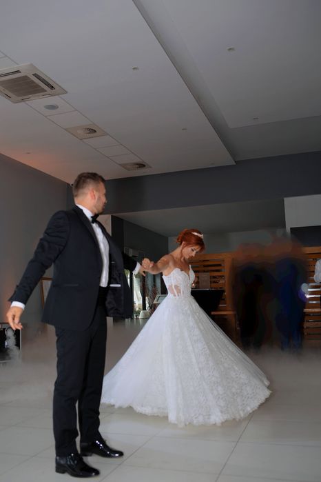 Zjawiskowa suknia ślubna z trenem gorsetowa