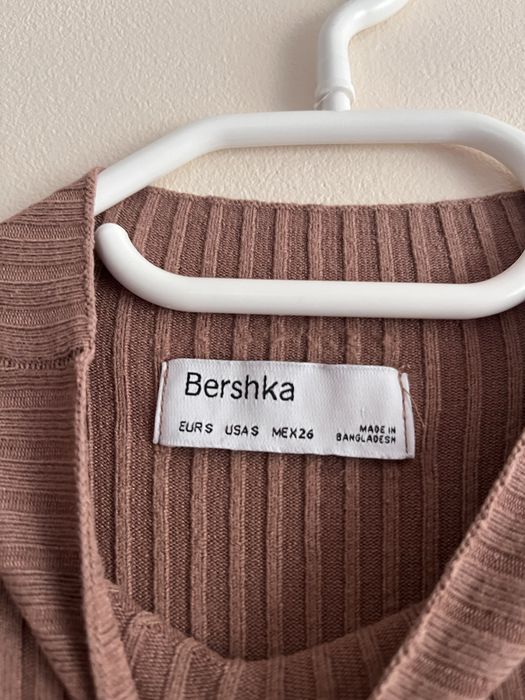 Brązowy półgolf z długim rękawem