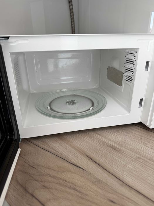Мікрохвильова піч Prime Technic PMW 20711 KW | Ідеальний стан, як нова