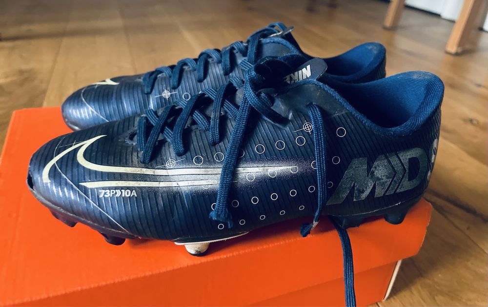 Skórzane buty korki do piłki nożnej Nike 35