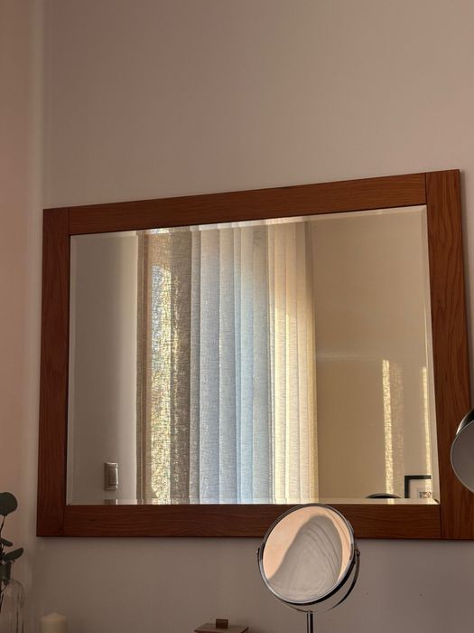 Espelho decorativo com moldura em madeira