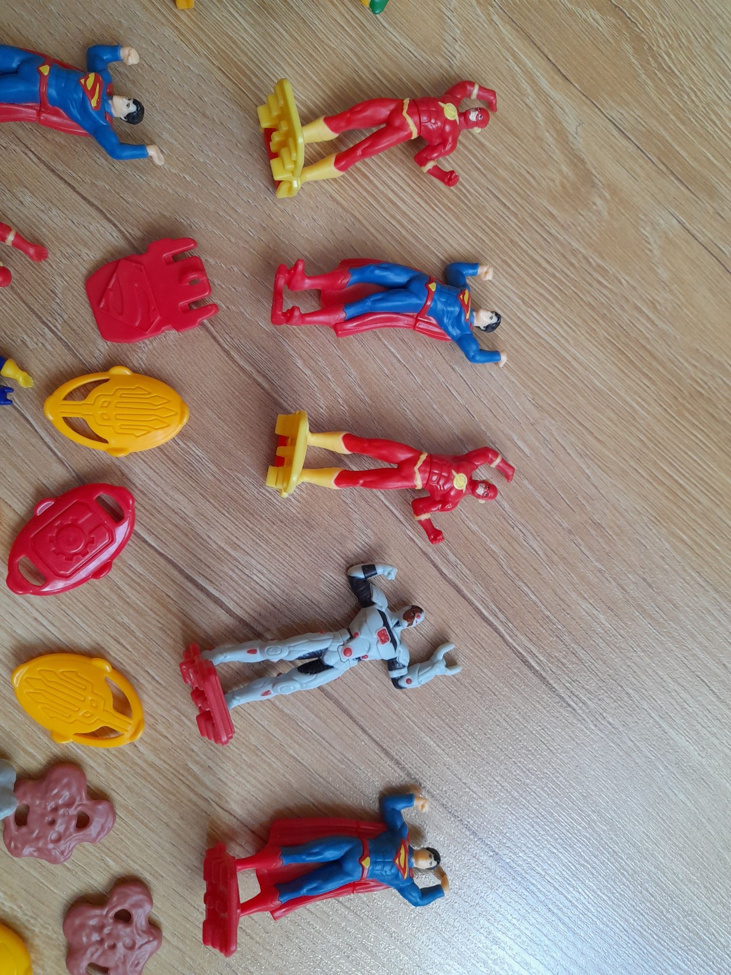 Figurki kinder niespodzianka superman, batman, superbohater 14 sztuk