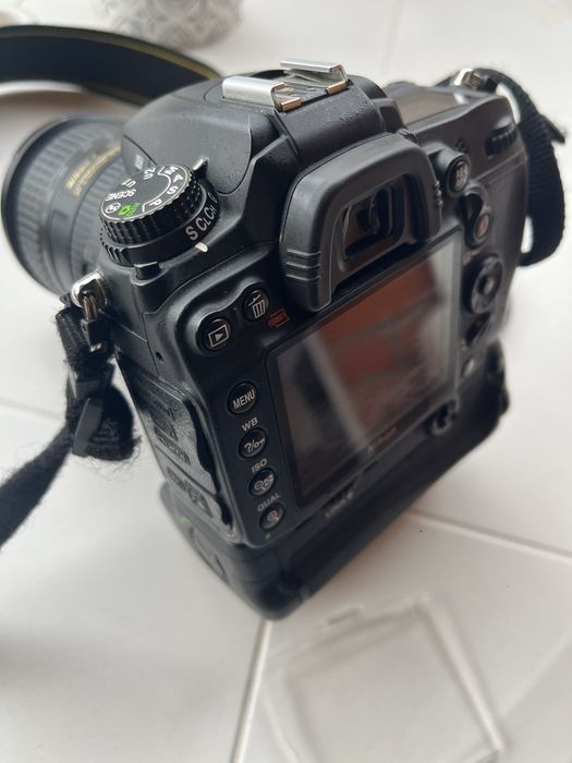 Nikon D7000 + Nikkor 18-200 VR + grip
