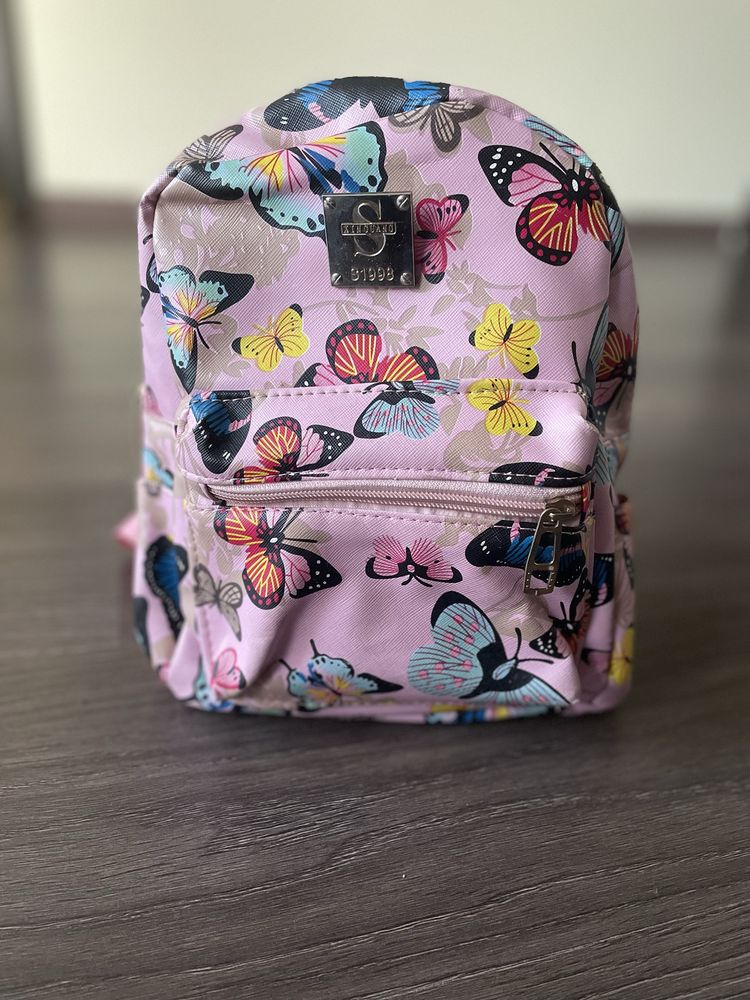 Рожевий рюкзак з метеликами