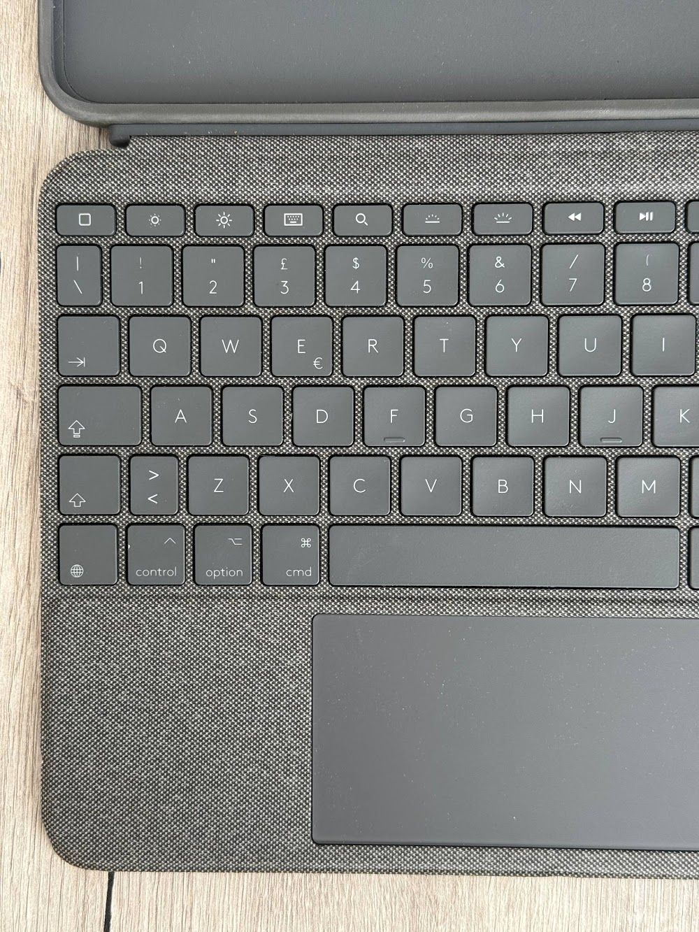 Чохол-клавіатура Logitech Combo Touch для iPad Pro 11 дюймів