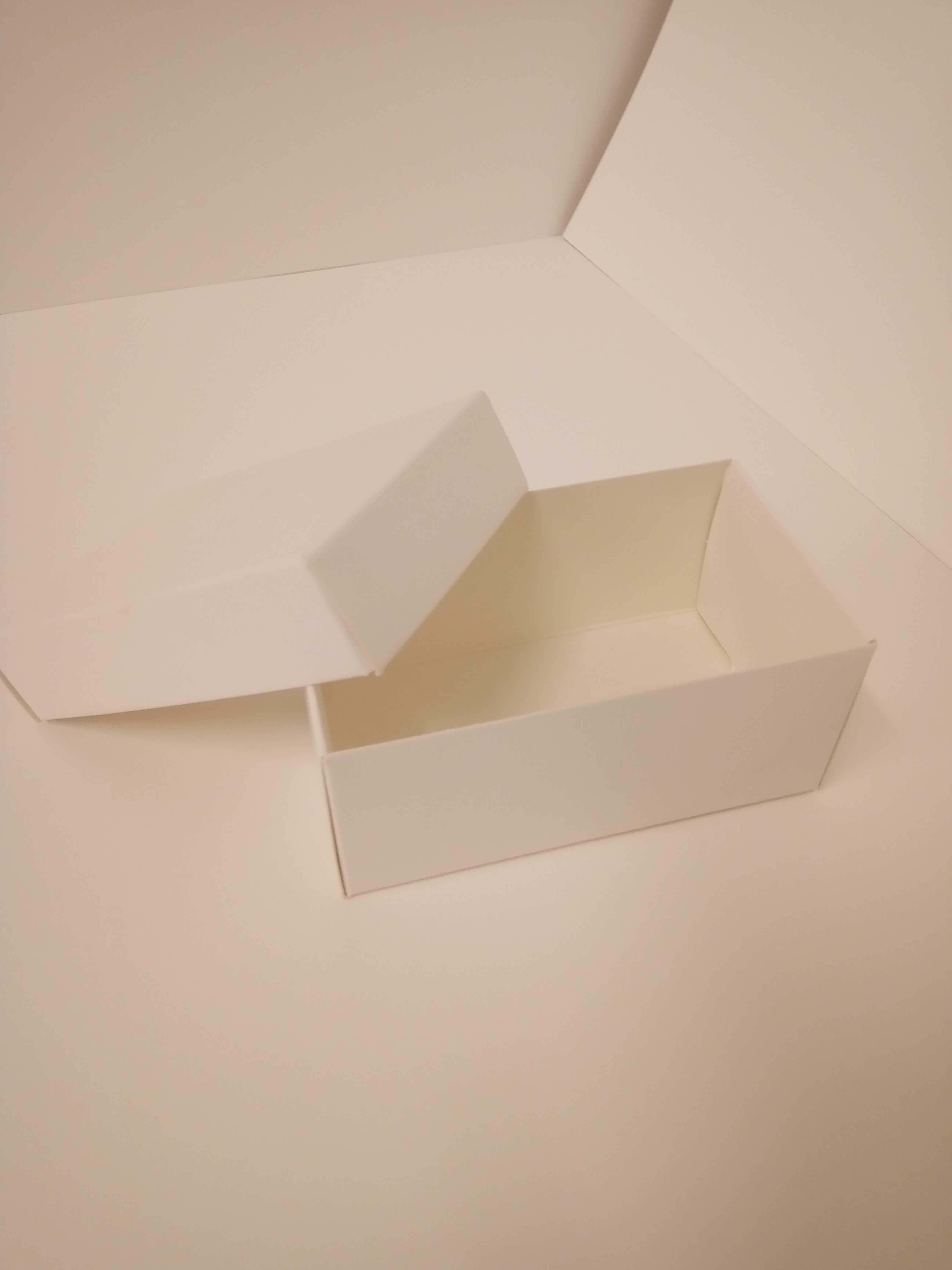 Pudełko białe z pokrywką