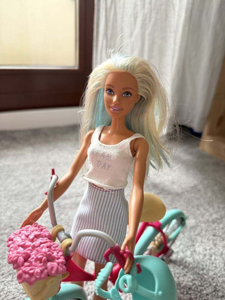 Barbie z niebieskimi włosami i rowerem