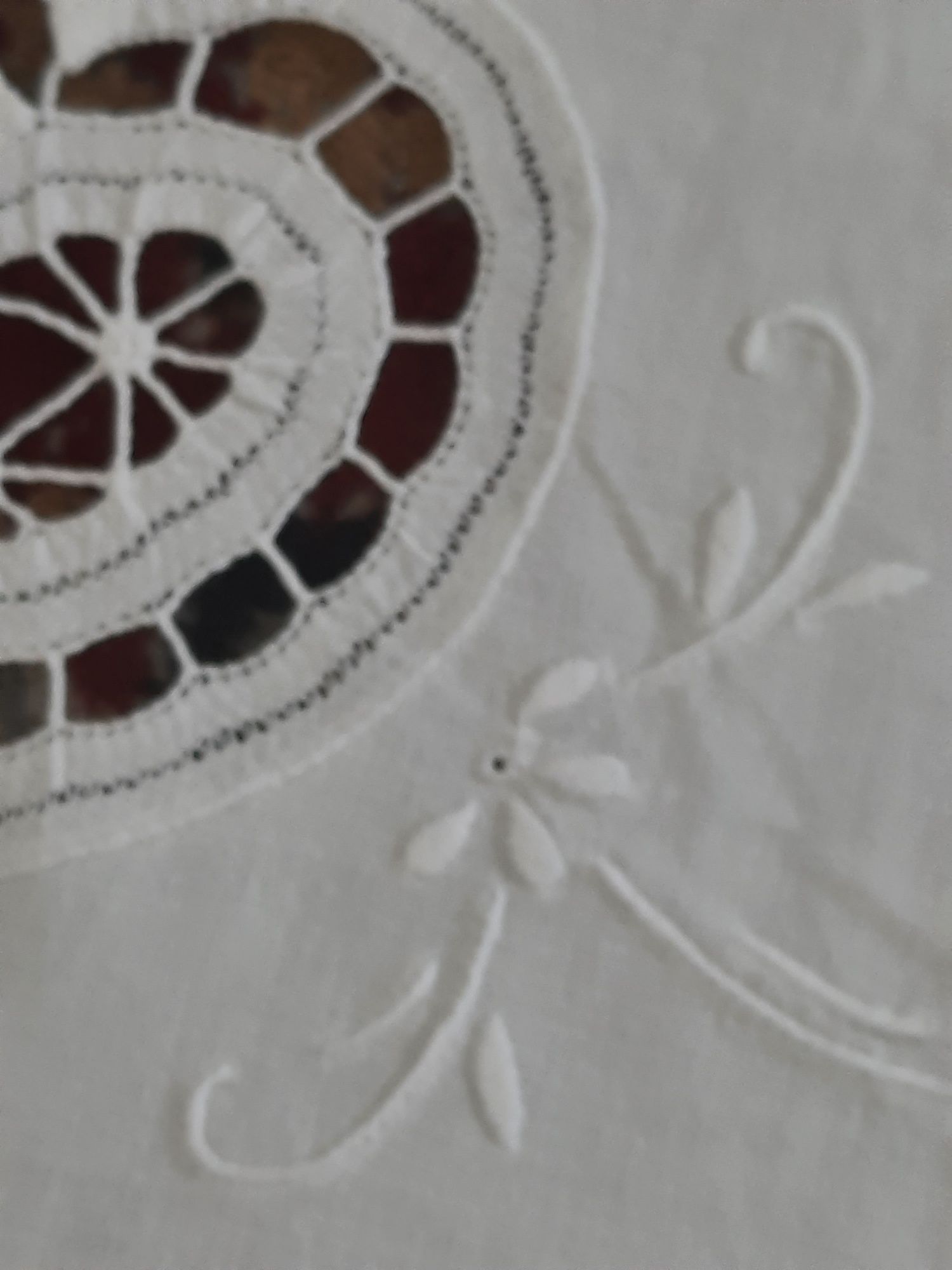 Piękny biały obrus z ręcznym haftem śr. 160 cm.
