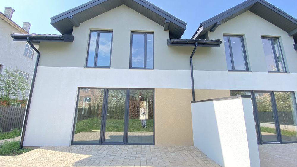 Напівособняк 130 м² з гаражем і 3 сотками землі біля міста