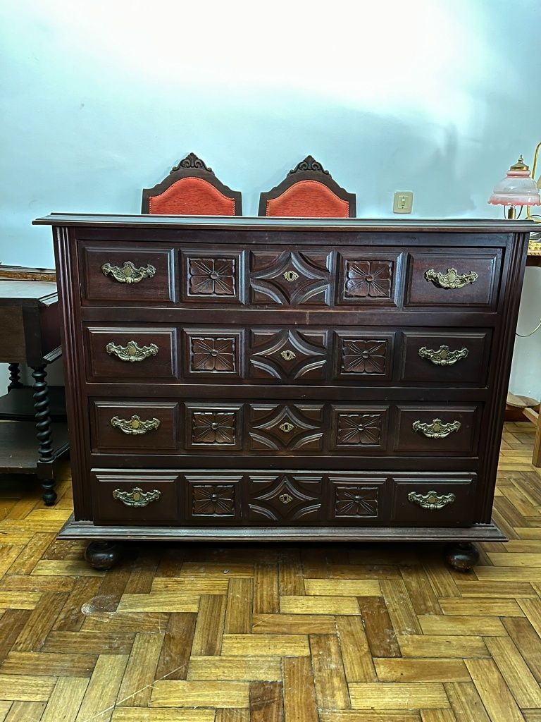 Cómoda de madeira escura