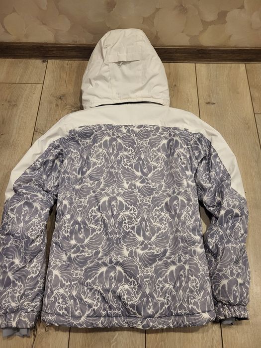 Жіноча гірськолижна курточка.