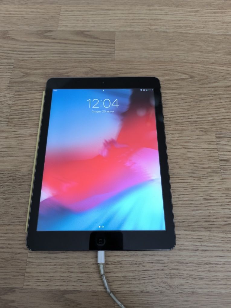 iPad Air A1474 (на запчастини) — екран цілий, чохол, кабель