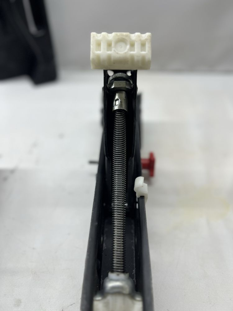 Домкрат bmw 7 E65/E66 2001-2008/кріплення домкрату bmw E65
