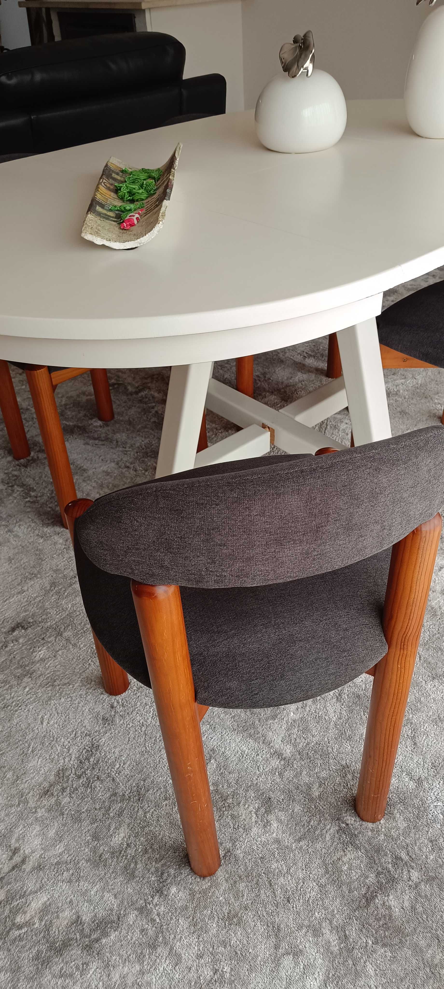 Mesa de jantar em Pinho, extensível, c/ 4 cadeiras