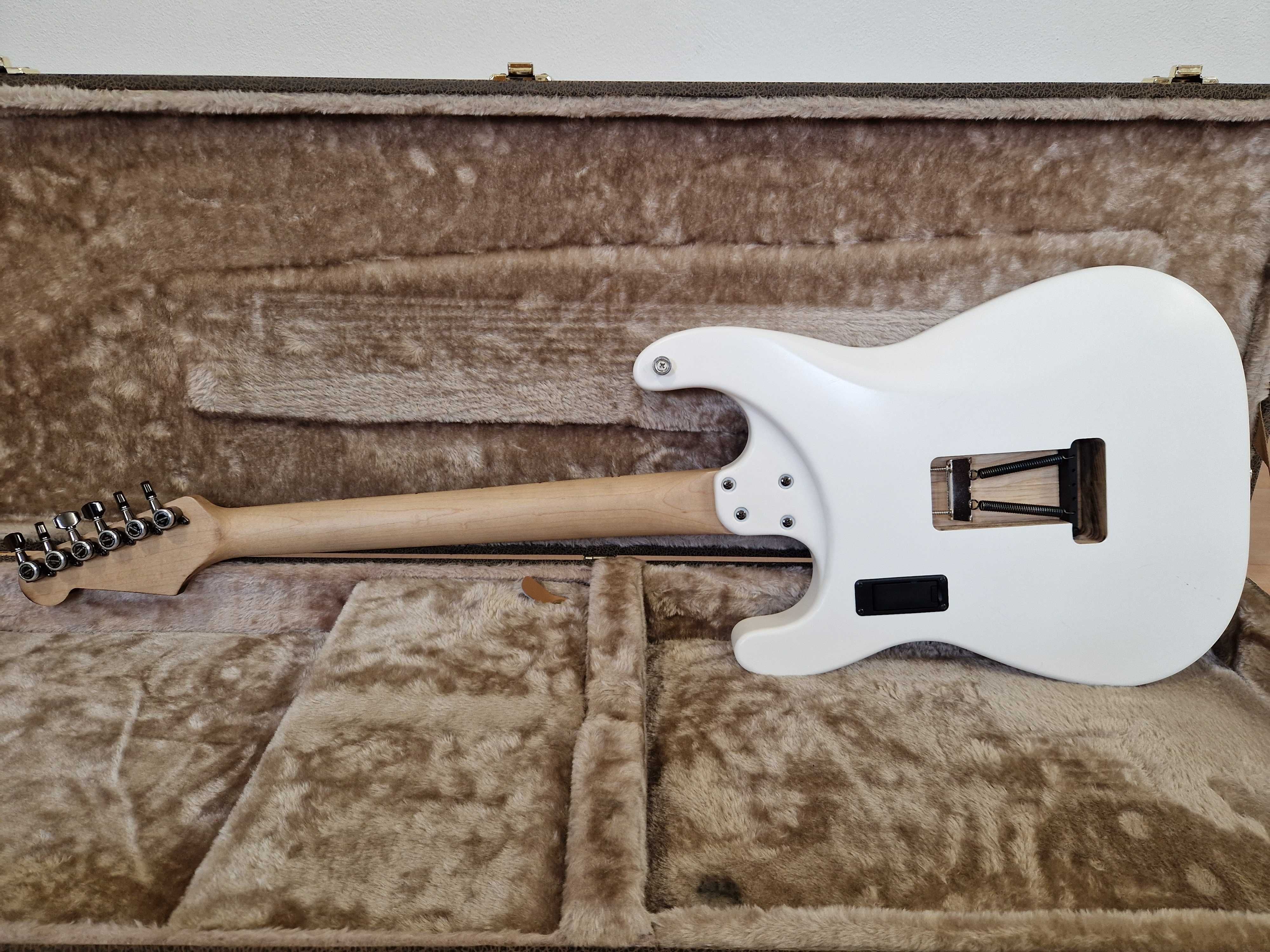 Guitarra de luthier - EarOn - feita à mão - strato
