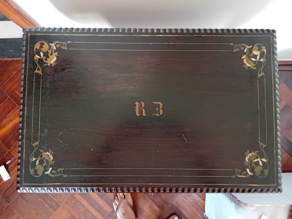 Mesa costureira em pau santo e madrepérola